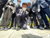 봉하마을서 박석 확인하는 송영길