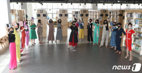 런웨이로 변신한 부산도서관