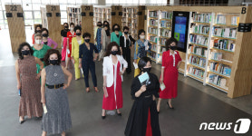 런웨이로 변신한 부산도서관