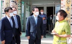 강진 안풍마을 주민 이야기 듣는 김영록 지사