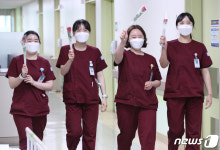 장미꽃 든 대전 성모병원 간호사들