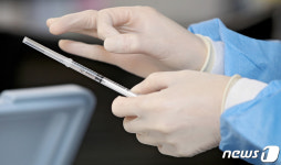 백신 대신 공기 주입…페루 간호사 손에 쥔 빈 주사기 딱 걸렸다