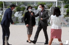 가재울중학교장과 인사 나누는 조희연 교육감