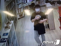 도서관 CCTV 찍힌 하의실종 남성…여아들 보면서 4시간 음란행위