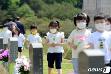 고사리 손으로 전하는 헌화꽃