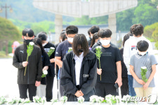 5·18 앞두고 참배객 발길