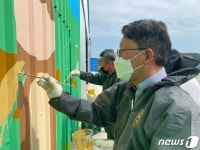 충남세종농협, 축산농장에 ‘예쁜 벽화그리기’ 봉사