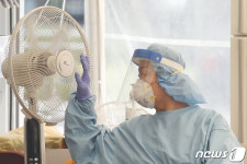 선풍기 바람으로 식히는 무더위