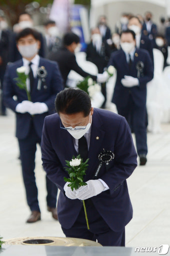 '헌화하는 정운천 국민의힘 의원'