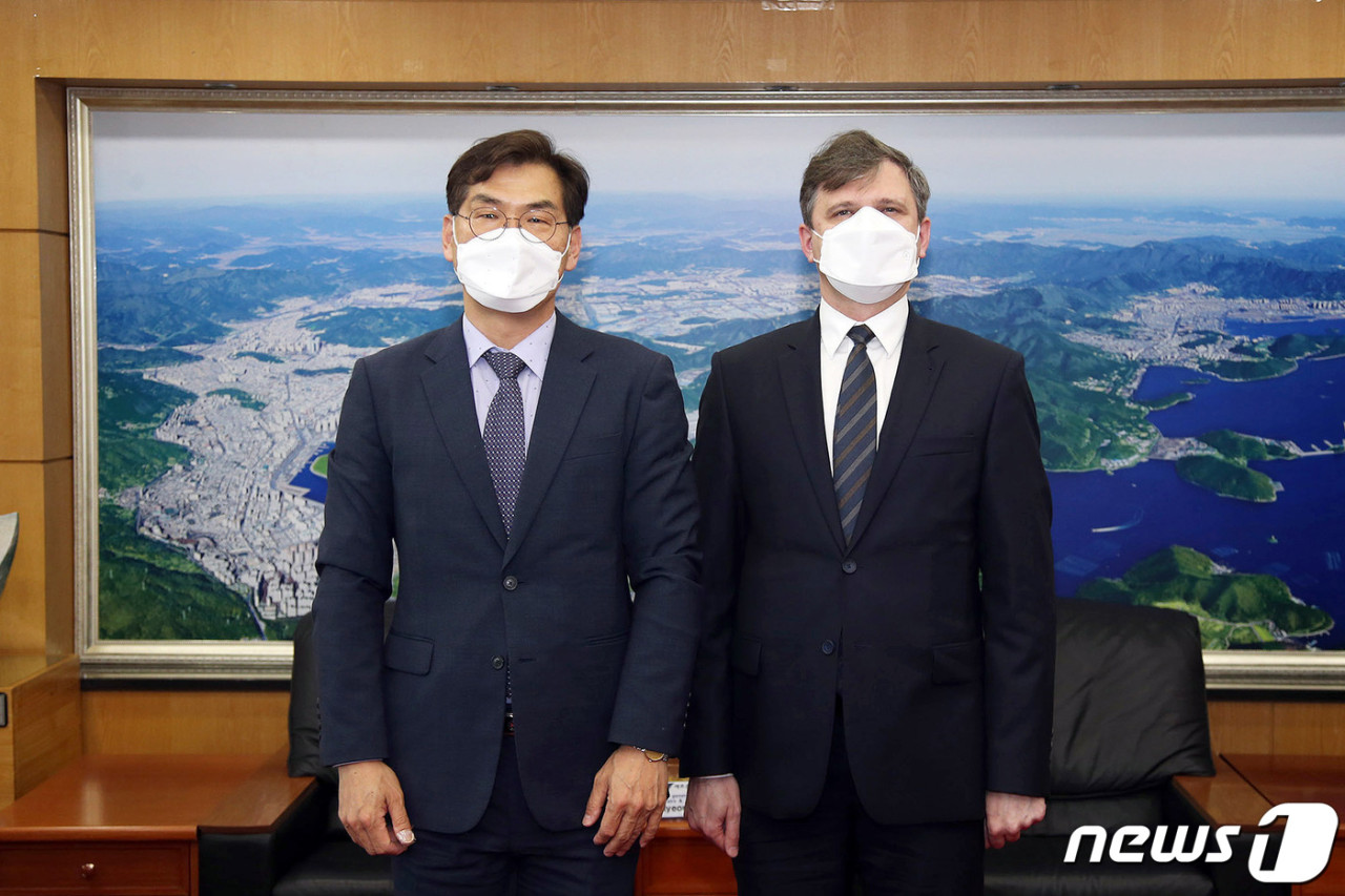 민주당 대권주자 3김 독일서 비공개 회동, 정국변화 모색