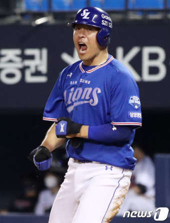 '역전 적시타 이어 홈까지 밟은 삼성 강민호'