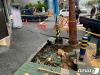 부산 구남역 앞 인도에 50cm 싱크홀…아스팔트 복구 공사 중(종합)