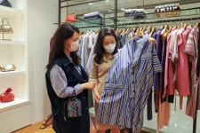 롯데百, 해외명품 시즌오프 행사 실시…20~50% 할인 판매