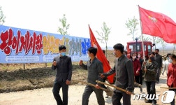 알곡고지 점령…농장에 자원 진출한 북한 청년들