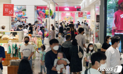 휴일 맞아 쇼핑나온 시민들로 북적이는 아울렛