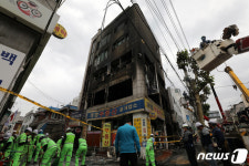금천구 빌딩으로 화물차 돌진, 화재 발생해 8명 사상