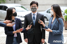 증인 출석 앞서 취재진 질문에 답하는 한동훈 검사장