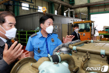 경비함정 정비현장 찾은 김홍희 해양경찰청장