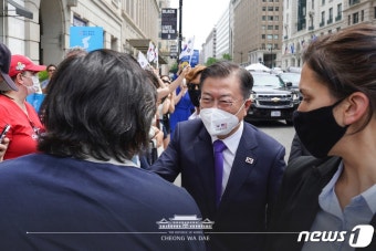 교민들과 인사 나누는 문재인 대통령
