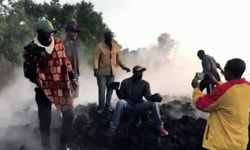 와! 이건 인생샷…용암 불타는 콩고 마을 주민들 셀카 놀이