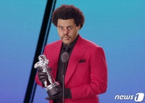 [BBMAs] 빌보드 휩쓴 위켄드, 10관왕 영예…BTS 4관왕 자체 최고(종합)