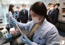 마크로젠 진헬스건강검진센터 방문한 박진규 산업부 차관