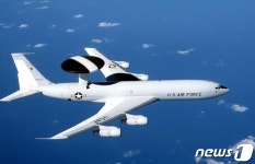 北 당대회 때 떴던 美조기경보기 E-3B 센트리 어제 한반도 전개