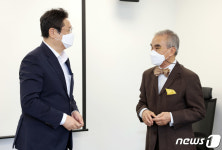 한국메세나협회장과 인사하는 황희 장관