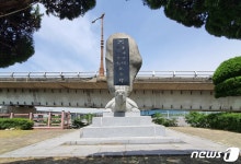 도로 한가운데 고립 구포장터 3·1운동기념비…어떻게 가지?