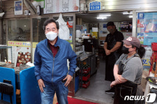 상인들과 웃으며 대화하는 이낙연 전 대표