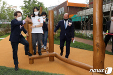 학생들과 놀이숲 살펴보는 조희연 교육감