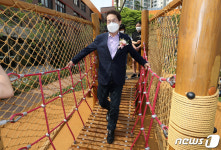 서울한산초 놀이숲 체험하는 조희연 교육감