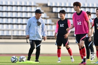 이승우와 대화하는 김학범 감독