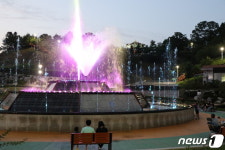 무더위 날리세요…영동군 용두공원 이색 음악분수 가동
