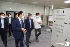 강소기업 비나텍 시설 둘러보는 권칠승 장관