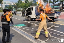 뒤에 불 났어요…활활 타는 가구 싣고 소방서로 달려간 트럭