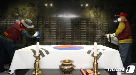 수원현충탑 방역하는 팔달구보건소 관계자