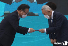 김부겸 총리, 금탑산업훈장 수여