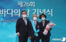 김부겸 총리, 금탑산업훈장 수여