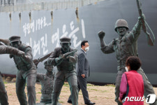 장사상륙작전 기념관 찾은 주호영