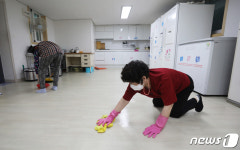 경로당 재개관 앞두고 대청소