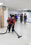 재개관 앞두고 대청소하는 경로당