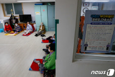 오랜만에 경로당에 모인 어르신들