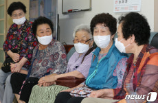 반가운 마음에 손 꼭잡고 대화 나누는 어르신들