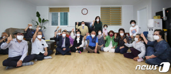 파이팅 외치는 송철호 울산시장과 어르신들