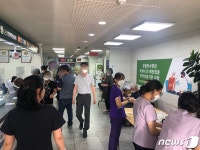[르포] 부산 60~64세 접종 첫날 북적북적…얼른 목욕탕 가고파