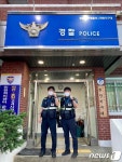 누가 강물에 들어가고 있어요… 일단 뛰어들어 구조한 경찰