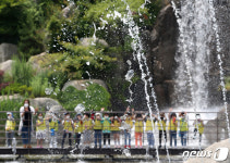 시원한 폭포수 바라보며