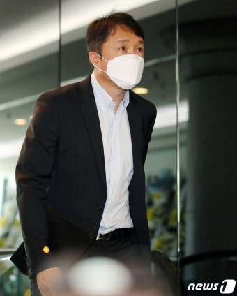 유상철 前 감독 빈소 찾은 황보관 본부장