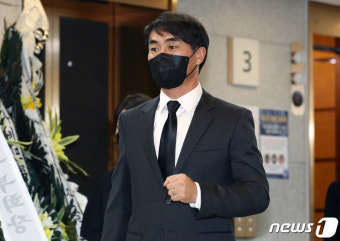 유상철 빈소 찾은 김태영 천안시축구단 감독